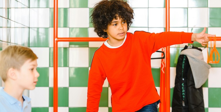 Foto van jongen die verhaal vertelt aan andere jongen